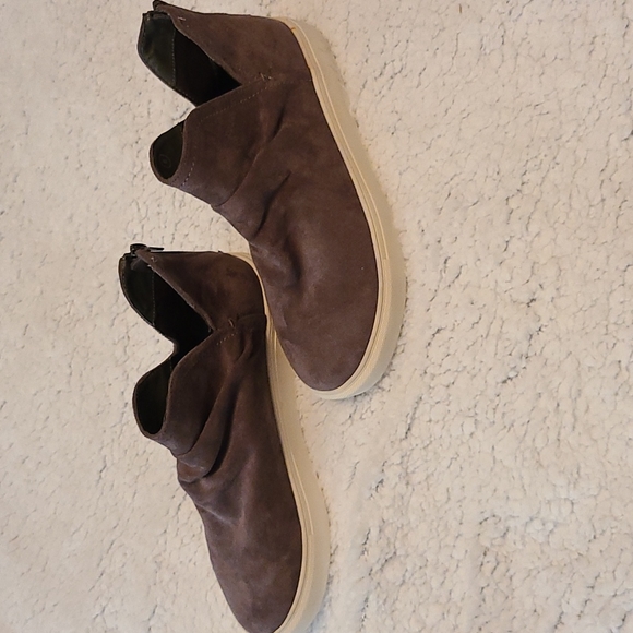 Very G Sneakers - Picture 4 of 5